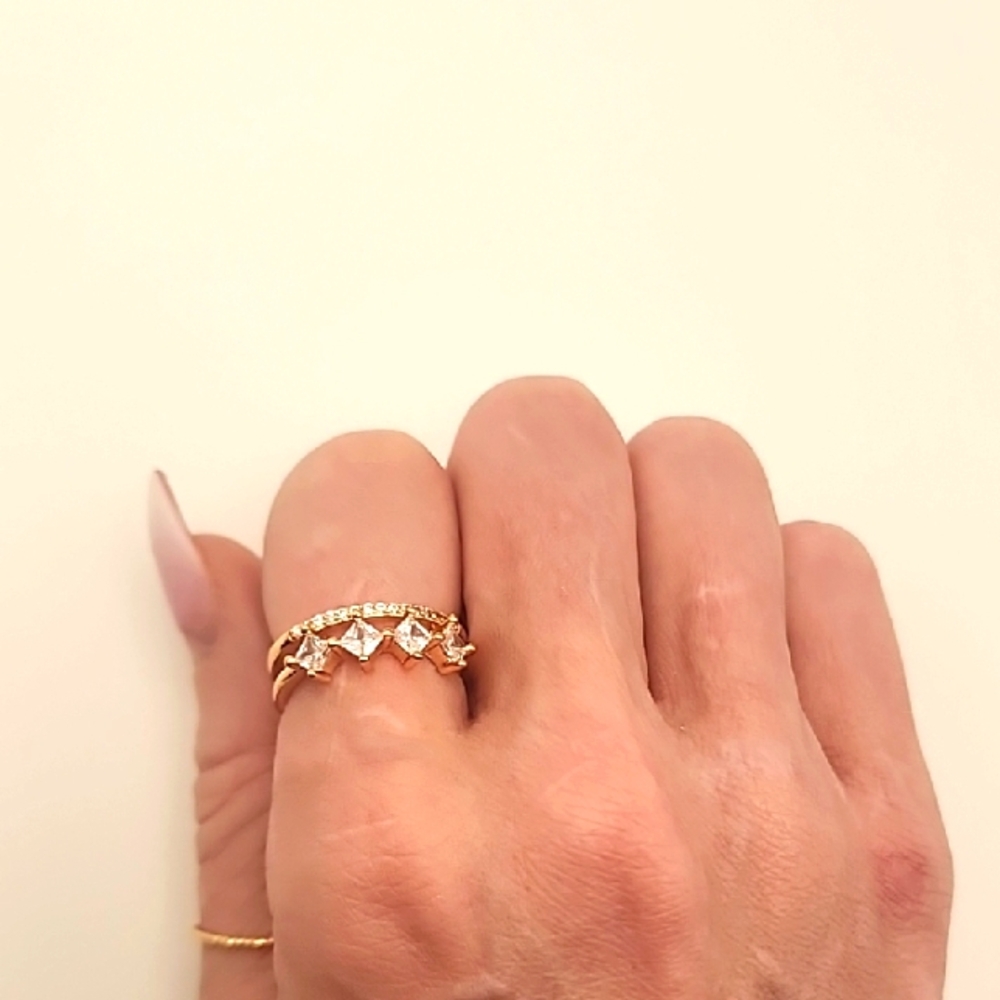 Elegant Gold Diamond Ring